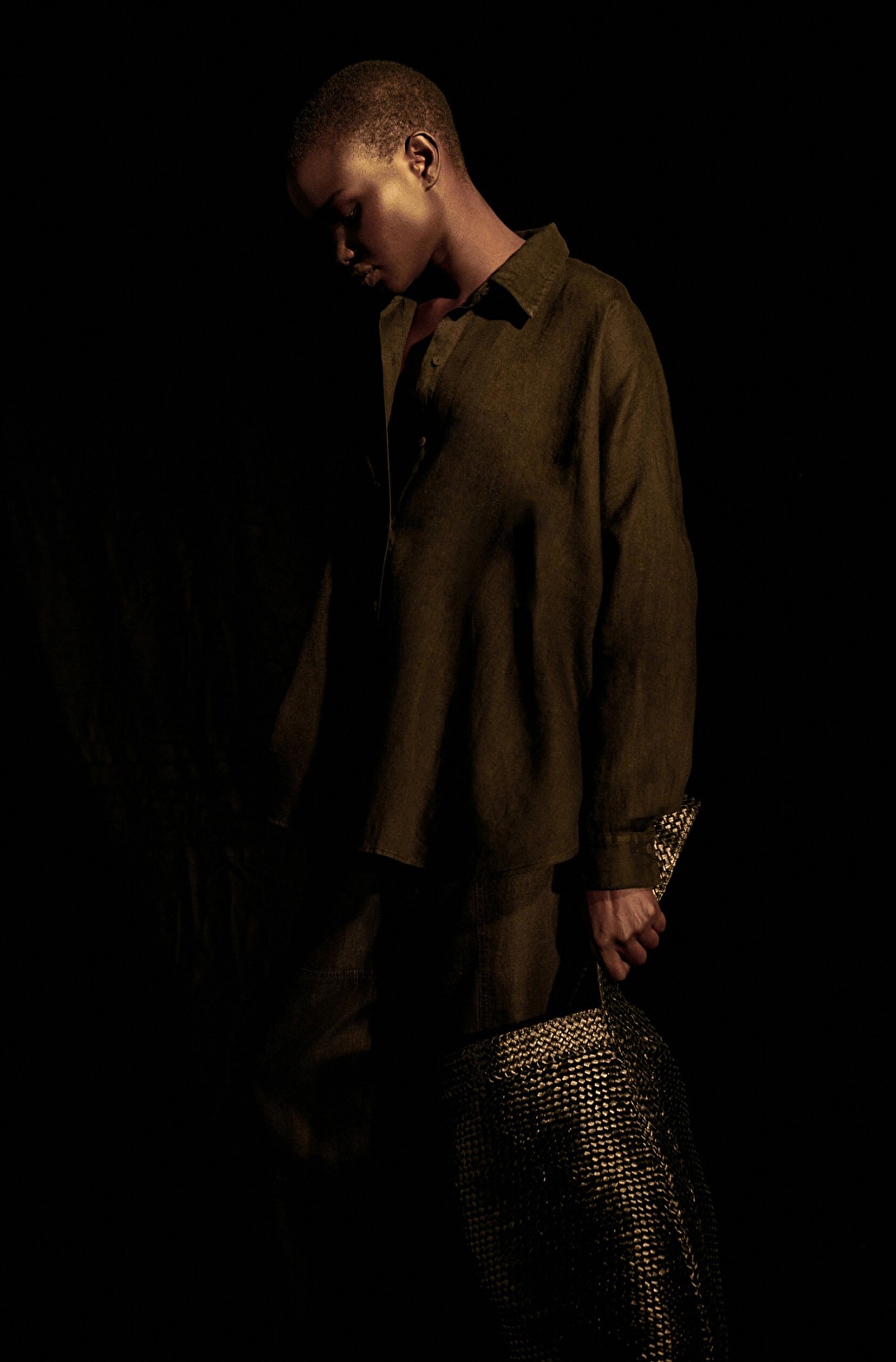 Model wearing neutral Massimo Dutti  clothing.