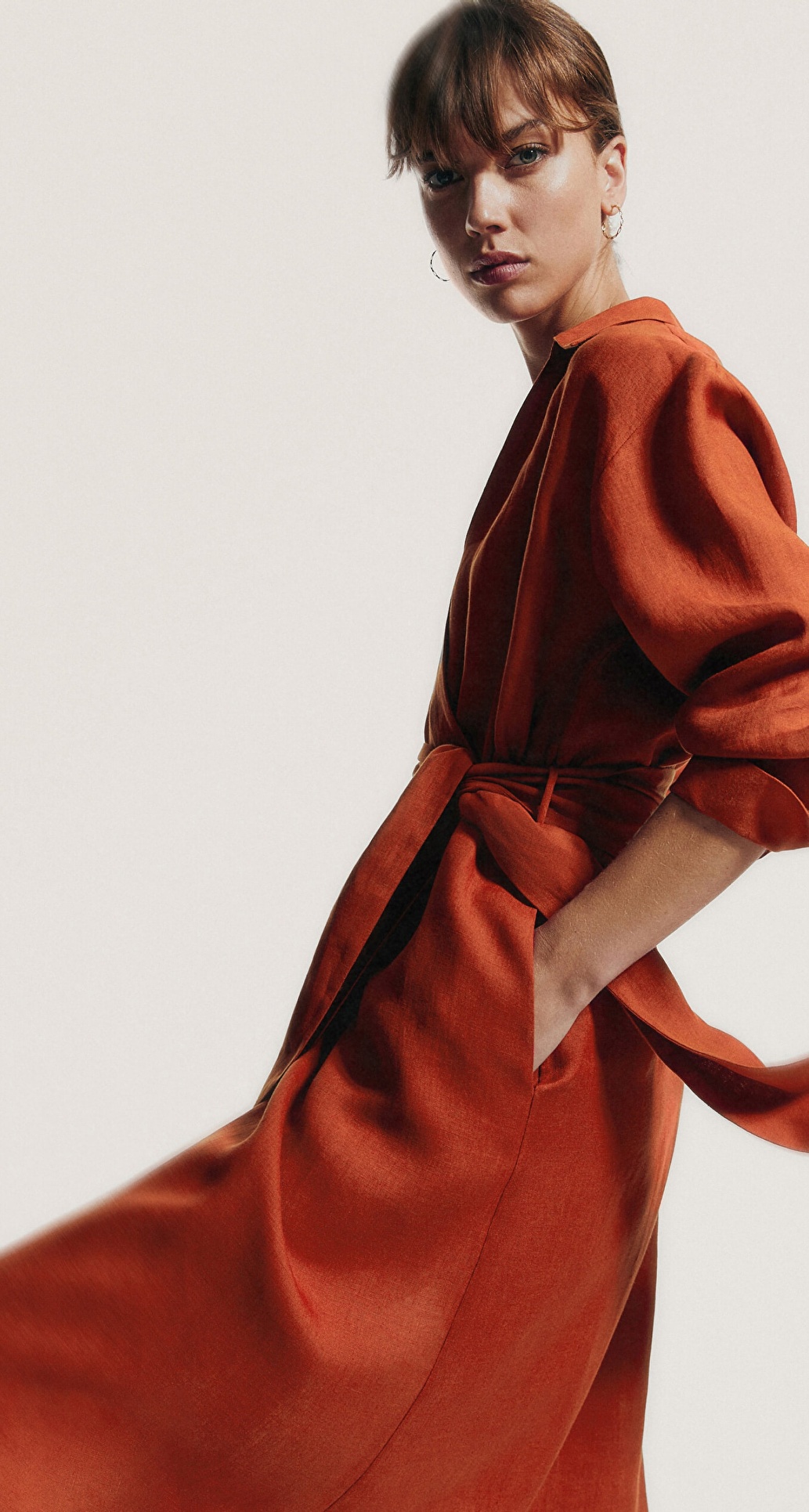 Model wearing plain Massimo Dutti dress.