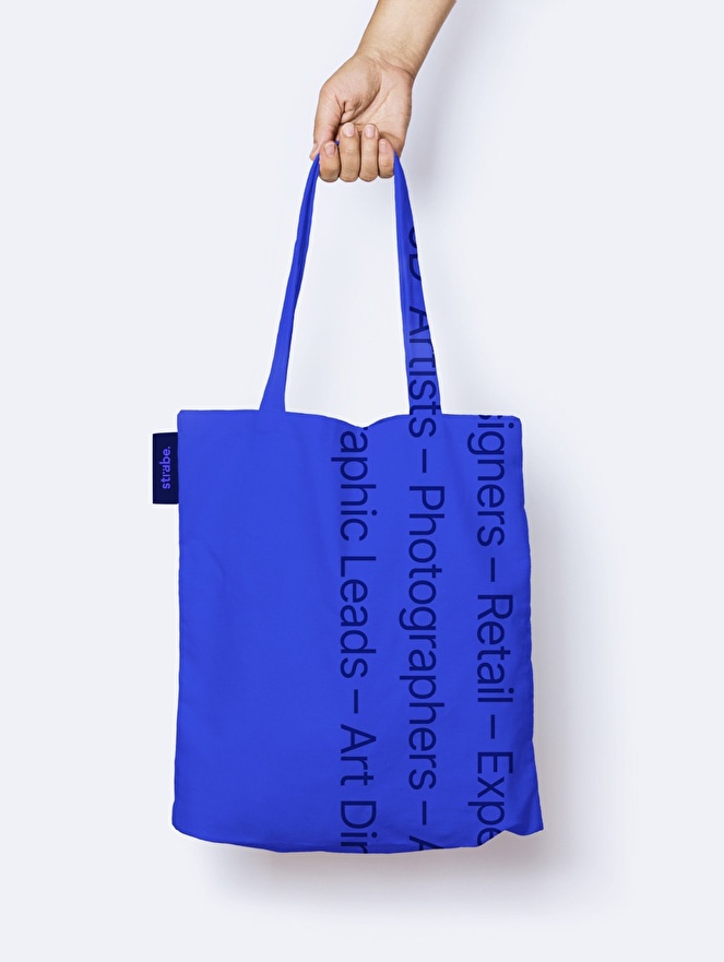 Implementation of the visual identity on a tote bag.